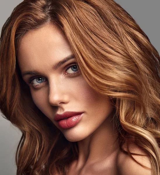 Retrato Moda Belleza Joven Modelo Rubia Con Maquillaje Natural Piel —  Fotos de Stock