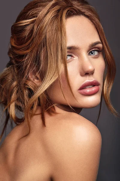 Genç sarışın kadın modeli doğal makyaj ve mükemmel cilt studio poz ile güzellik moda portre