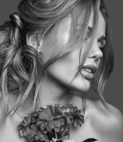 Genç Sarışın Kadın Modeli Ile Doğal Makyaj Parlak Çiçek Studio — Stok fotoğraf