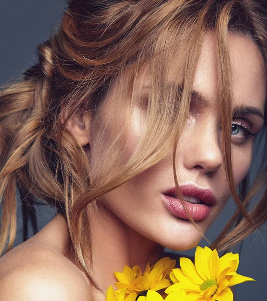 自然化粧品で若い金髪女性モデルと明るい黄色い菊の花がスタジオでポーズをとると完璧な肌の美容ファッションの肖像画 — ストック写真