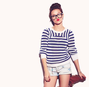 Mutlu kadın model parlak makyaj ve renkli dudak üzerinde beyaz izole hipster yaz giysileri ile portresi. Delirmek