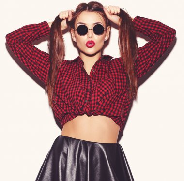 Mutlu kadın model parlak makyaj ve renkli dudak yaz kırmızı kareli gömlek ve beyaz izole güneş gözlüğü ile portresi. Delirmek 