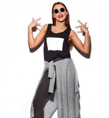 Parlak makyaj ve yenilikçi yazlık giysiler ve güneş gözlüğü üzerinde beyaz izole renkli dudaklar genç mutlu kadın model portresi. Barış işareti ve dilini gösteren