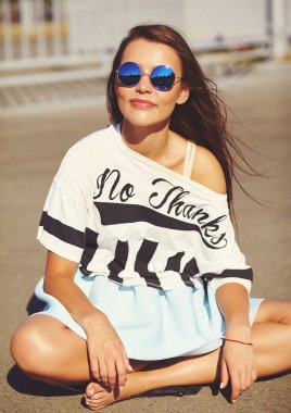 Komik deli sihir şık gülümseyen güzel genç kadın model parlak hipster yaz rahat giysileri asfalt sokakta poz portresi