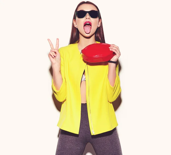 Retrato Modelo Mujer Feliz Joven Con Maquillaje Brillante Labios Coloridos — Foto de Stock