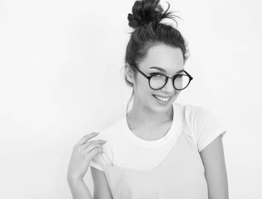 Genç güzel esmer kadın kız modeli renkli yaz pembe hipster giysileri duvara yakın poz çıplak makyaj ile portresi. Mutlu bir şekilde kamera arıyorum ve deli gidiyor 