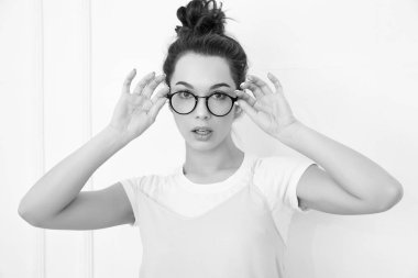 Genç güzel esmer kadın kız modeli renkli yaz pembe hipster giysileri duvara yakın poz çıplak makyaj ile portresi. Mutlu bir şekilde kamera arıyorum ve deli gidiyor 