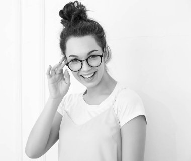 Genç güzel esmer kadın kız modeli renkli yaz pembe hipster giysileri duvara yakın poz çıplak makyaj ile portresi. Mutlu bir şekilde kamera arıyorum ve deli gidiyor 