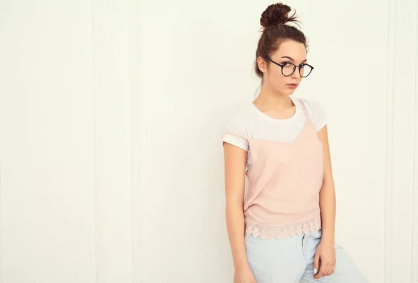 Portré Fiatal Gyönyörű Barna Lány Modell Meztelen Smink Rózsaszín Színes — Stock Fotó
