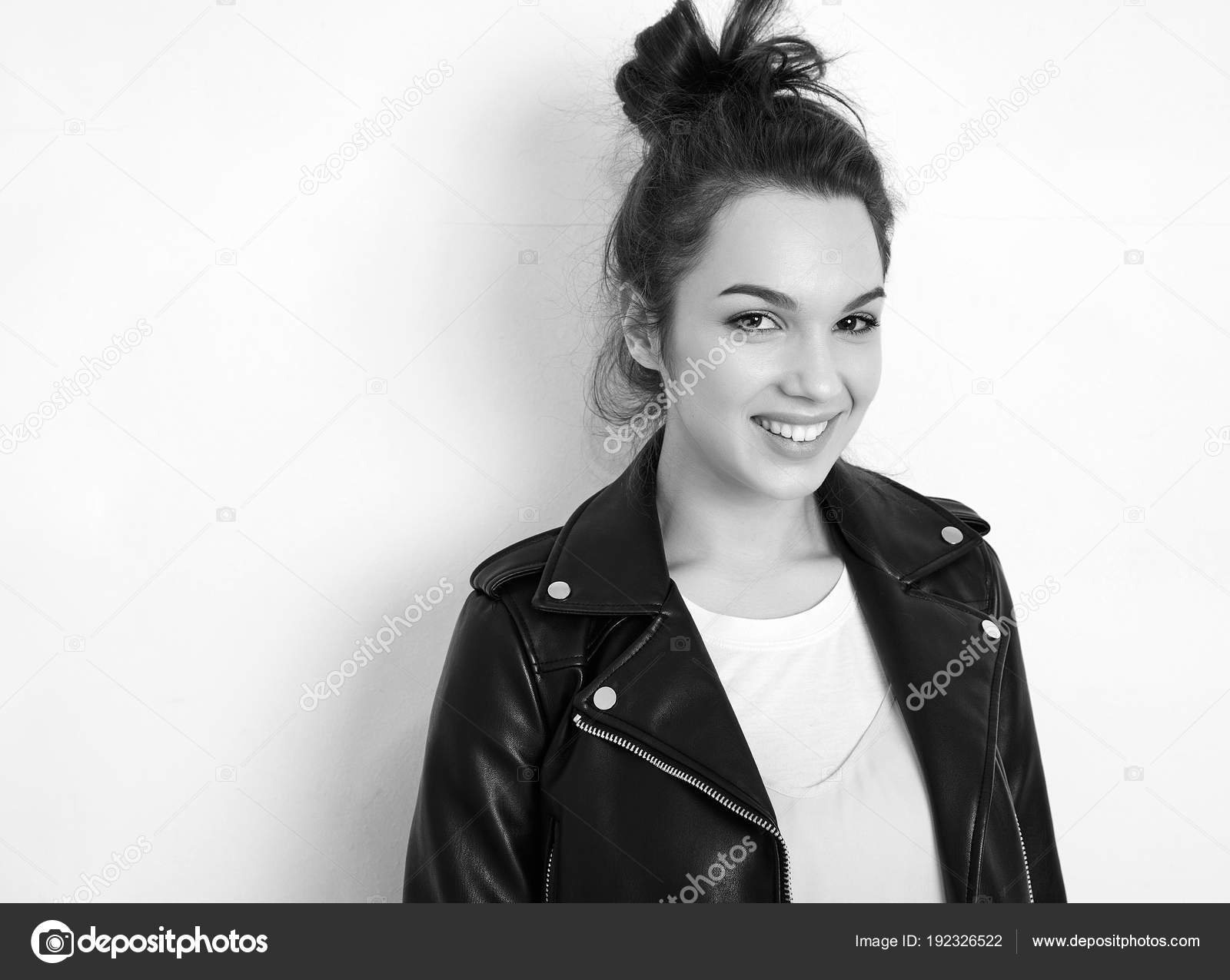 kisku-molodoy-obnazhennoy-modeli-foto-devushki-sidya