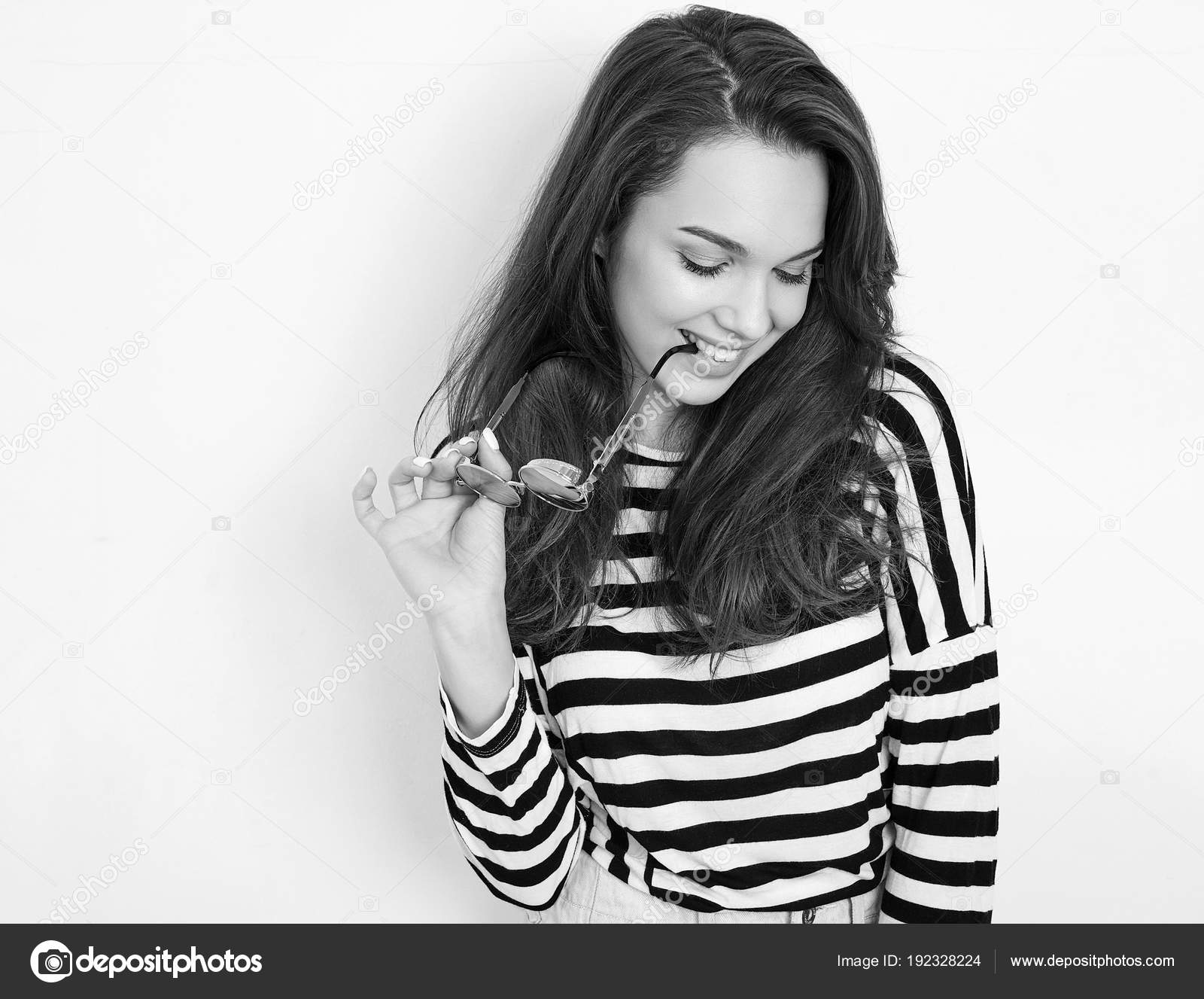 Retrato de menina linda feliz morena mulher bonita em roupas de verão  casual hipster verde sem maquiagem isolada no branco, tirar uma selfie e  mostrando a língua