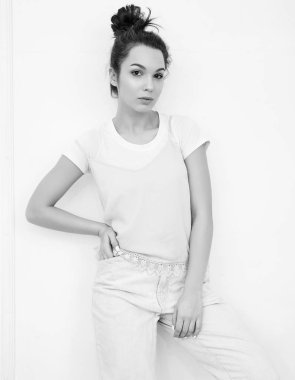 Genç güzel esmer kadın kız modeli renkli yaz pembe hipster giysileri duvara yakın poz çıplak makyaj ile portresi. Mutlu bir şekilde kamera arıyorum ve deli gidiyor 