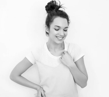 Genç güzel esmer kadın kız modeli renkli yaz pembe hipster giysileri duvara yakın poz çıplak makyaj ile portresi. Mutlu bir şekilde kamera arıyorum ve deli gidiyor 