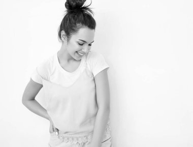 Genç güzel esmer kadın kız modeli renkli yaz pembe hipster giysileri duvara yakın poz çıplak makyaj ile portresi. Mutlu bir şekilde kamera arıyorum ve deli gidiyor 