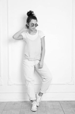 Genç güzel esmer kadın kız modeli renkli yaz pembe hipster giysileri güneş gözlüğü duvara yakın poz çıplak makyaj ile portresi. Tam boy