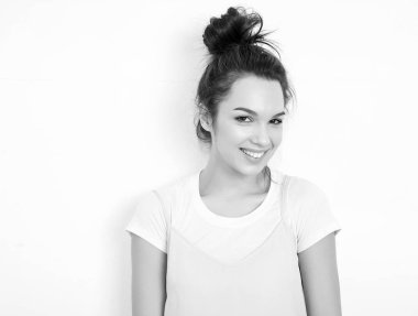 Genç güzel esmer kadın kız modeli renkli yaz pembe hipster giysileri duvara yakın poz çıplak makyaj ile portresi. Mutlu bir şekilde kamera arıyorum ve deli gidiyor 