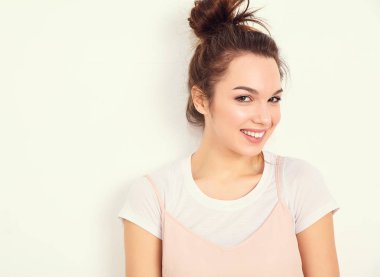 Genç güzel esmer kadın kız modeli renkli yaz pembe hipster giysileri duvara yakın poz çıplak makyaj ile portresi. Mutlu bir şekilde kamera arıyorum ve deli gidiyor 