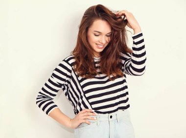 Genç güzel esmer kadın kız modeli yaz hipster giysileri duvara yakın poz çıplak makyaj ile portresi. Delirmek 