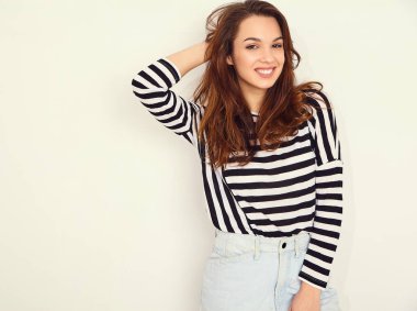 Genç güzel esmer kadın kız modeli yaz hipster giysileri duvara yakın poz çıplak makyaj ile portresi. Delirmek 