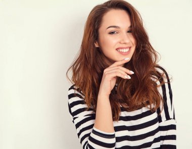 Genç güzel esmer kadın kız modeli yaz hipster giysileri duvara yakın poz çıplak makyaj ile portresi. Delirmek 