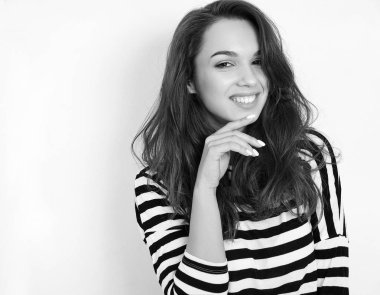 Genç güzel esmer kadın kız modeli yaz hipster giysileri duvara yakın poz çıplak makyaj ile portresi. Delirmek 