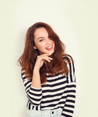 Genç güzel esmer kadın kız modeli yaz hipster giysileri duvara yakın poz çıplak makyaj ile portresi. Delirmek ve dilini gösteren 
