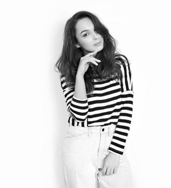 Genç güzel esmer kadın kız modeli yaz hipster giysileri duvara yakın poz çıplak makyaj ile portresi. Delirmek 