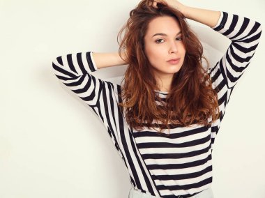 Genç güzel esmer kadın kız modeli yaz hipster giysileri duvara yakın poz çıplak makyaj ile portresi. Delirmek ve saçlarını dokunmadan 