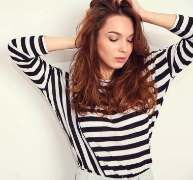Genç güzel esmer kadın kız modeli yaz hipster giysileri duvara yakın poz çıplak makyaj ile portresi. Delirmek ve saçlarını dokunmadan 