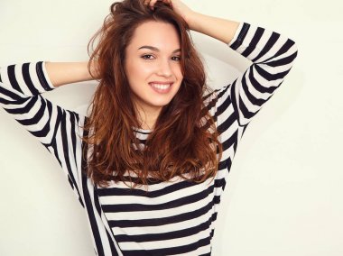 Genç güzel esmer kadın kız modeli yaz hipster giysileri duvara yakın poz çıplak makyaj ile portresi. Delirmek ve saçlarını dokunmadan 