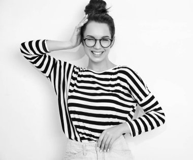 Yaz hipster giysileri duvara yakın poz çıplak makyaj ile genç güzel esmer kadın kız modeli portresi gözlük. Çılgın ve kırpışan