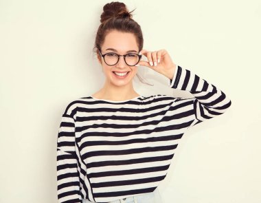 Yaz hipster giysileri duvara yakın poz çıplak makyaj ile genç güzel esmer kadın kız modeli portresi gözlük. Delirmek 