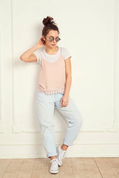 Portré Fiatal Gyönyörű Barna Lány Modell Meztelen Smink Rózsaszín Színes — Stock Fotó