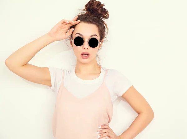 화려한 Hipster 선글라스 메이크업으로 모델의 초상화 카메라에 — 스톡 사진