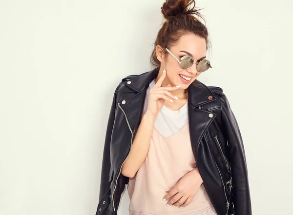 메이크업 선글라스에서 Hipster 모델의 초상화 미쳐가 — 스톡 사진