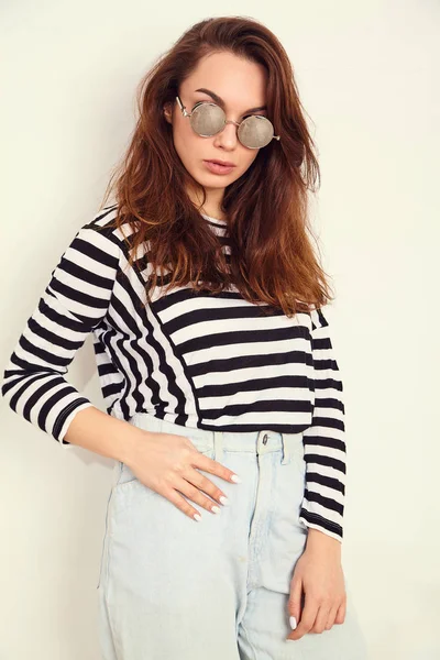 Genç Güzel Esmer Kadın Kız Modeli Yaz Hipster Giysiler Güneş — Stok fotoğraf