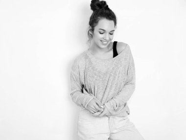 Genç güzel esmer kadın kız modeli yaz hipster giysileri duvara yakın poz çıplak makyaj ile portresi. Delirmek 