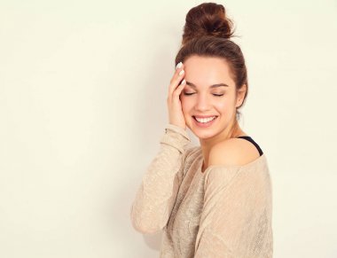 Genç güzel esmer kadın kız modeli yaz hipster giysileri duvara yakın poz çıplak makyaj ile portresi. Delirmek