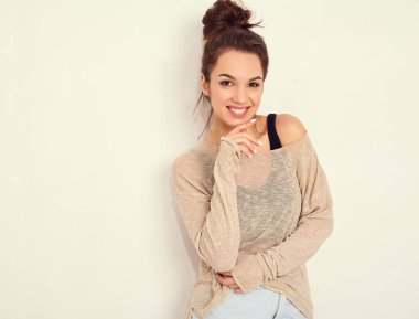 Genç güzel esmer kadın kız modeli yaz hipster giysileri duvara yakın poz çıplak makyaj ile portresi. Delirmek