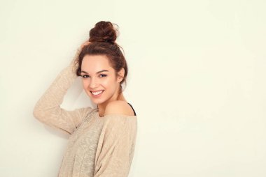 Genç güzel esmer kadın kız modeli yaz hipster giysileri duvara yakın poz çıplak makyaj ile portresi. Delirmek