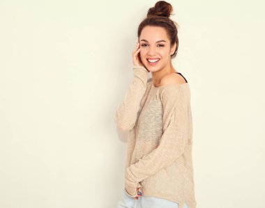 Genç güzel esmer kadın kız modeli yaz hipster giysileri duvara yakın poz çıplak makyaj ile portresi. Delirmek
