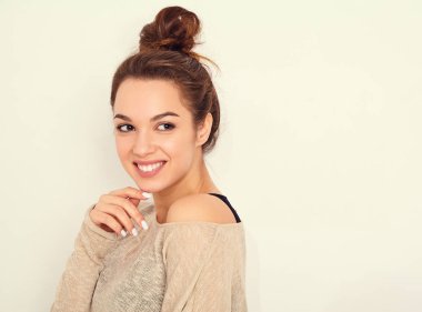 Genç güzel esmer kadın kız modeli yaz hipster giysileri duvara yakın poz çıplak makyaj ile portresi. Delirmek