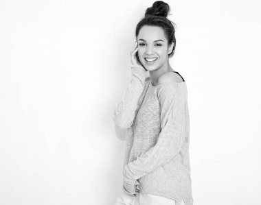 Genç güzel esmer kadın kız modeli yaz hipster giysileri duvara yakın poz çıplak makyaj ile portresi. Delirmek