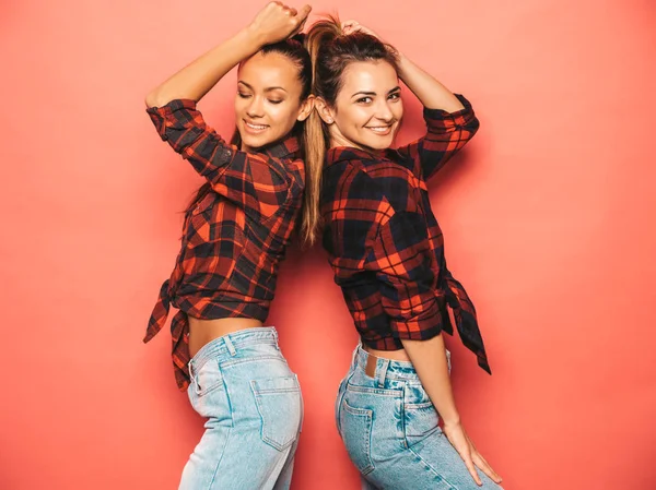 Twee Jonge Mooie Glimlachende Brunette Hipster Meisjes Trendy Soortgelijke Geruite — Stockfoto