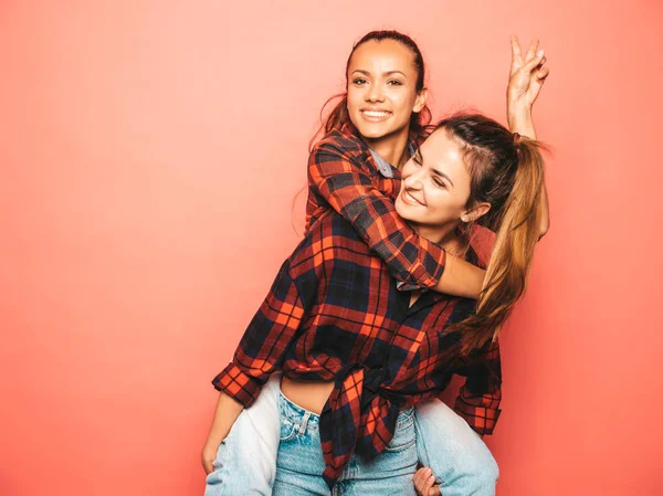 Deux Jeunes Belles Filles Brunes Hipster Souriantes Chemise Carreaux Jeans — Photo