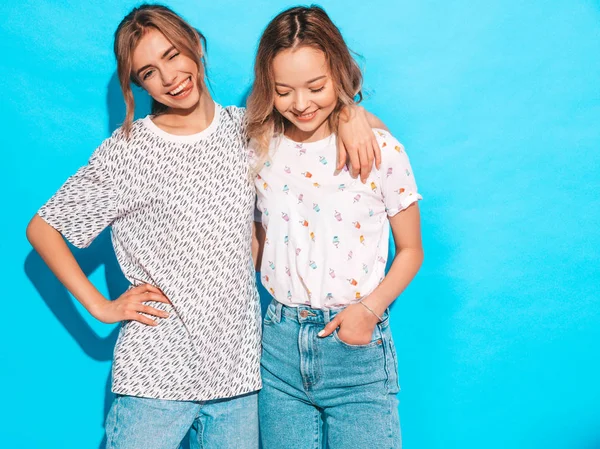 Dvě Mladé Krásné Usměvavé Blonďaté Hipsterky Módních Letních Barevných Tričkových — Stock fotografie