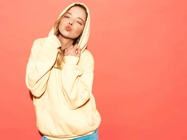 Portrait Jeune Belle Fille Souriante Capuche Jaune Tendance Été Hipster — Photo