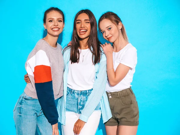 Drei Junge Schöne Lächelnde Hipster Mädchen Trendiger Sommerkleidung Sexy Unbeschwerte — Stockfoto