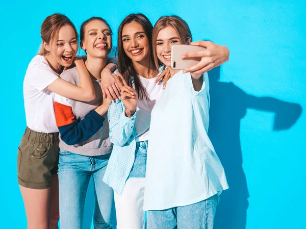 Чотири Молодих Усміхнених Хіпстерських Жінок Літньому Одязі Дівчата Роблять Самопортретні — стокове фото