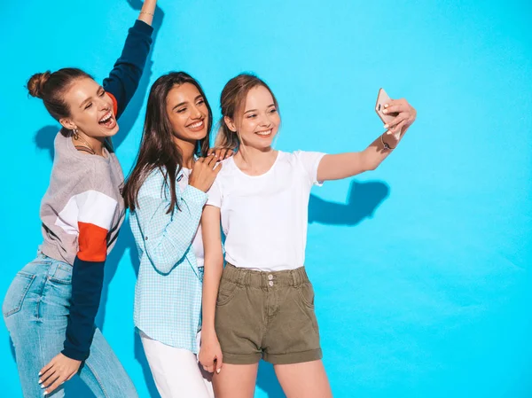 3人の若い笑顔のヒップスター女性が夏服で 女の子はスマートフォンで自撮り自画像写真を撮っています — ストック写真